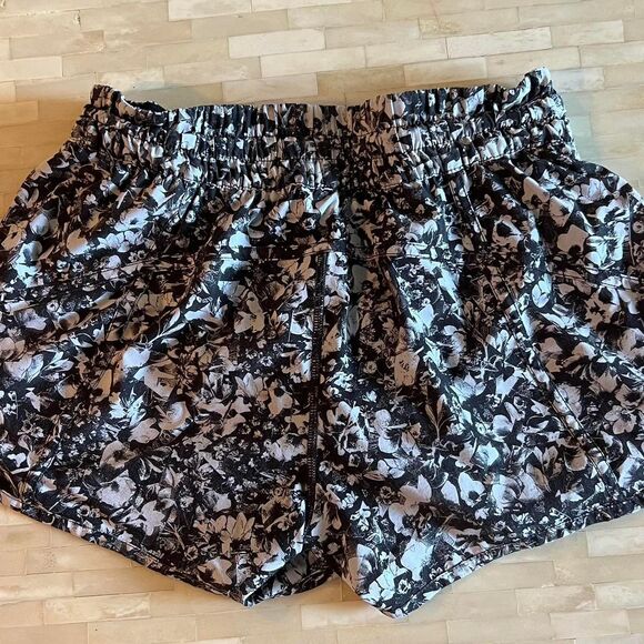 Lululemon Women's Tracker 4” Short Size 8 Black and White Floral GUC With Liner - Picture 5 of 8